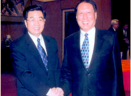 2003年1月26日，在中共中央举行的迎春座谈会上，胡锦涛与成思危亲切交谈