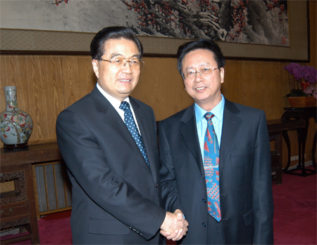 2008年胡锦涛与陈昌智亲切交谈