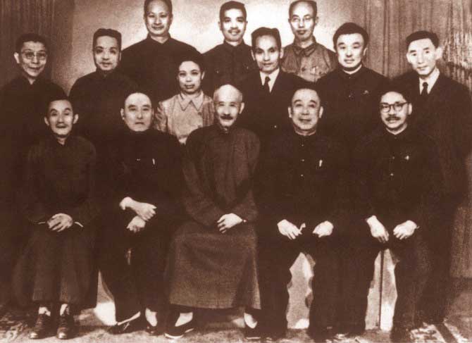 民建参加新政协会议的代表、候补代表在中南海怀仁堂合影,前排左二为黄炎培。.jpg 民建参加新政协会议的代表、候补代表在中南海怀仁堂合影,前排左二为黄炎培。.jpg