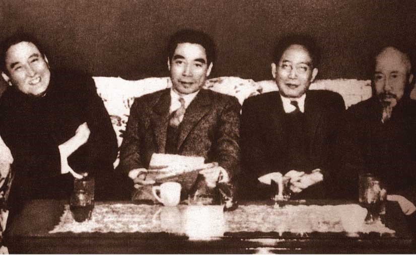 1946年11月18日,周恩来在南京交通银行与第三方面会商。从左至右:黄炎培、周恩来、郭沫若、沈钧儒。.jpg 1946年11月18日,周恩来在南京交通银行与第三方面会商。从左至右:黄炎培、周恩来、郭沫若、沈钧儒。.jpg