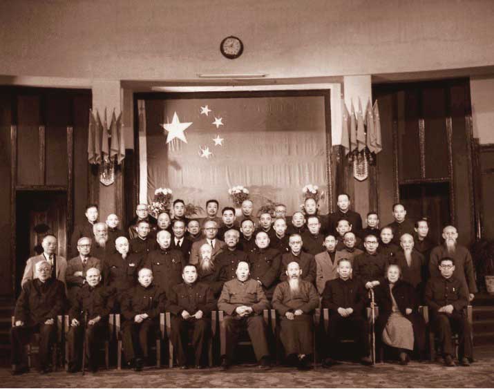 1949年9月30日,中央人民政府全体委员合影,二排左七为黄炎培。.jpg 1949年9月30日,中央人民政府全体委员合影,二排左七为黄炎培。.jpg
