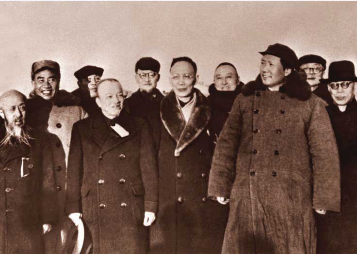 1949年3月25日,毛泽东等率领中共中央机关和人民解放军总部进入北平,各民主党派负责人和其他民主人士前往西苑机场迎接。右三为毛泽东,右四为黄炎培。.jpg 1949年3月25日,毛泽东等率领中共中央机关和人民解放军总部进入北平,各民主党派负责人和其他民主人士前往西苑机场迎接。右三为毛泽东,右四为黄炎培。.jpg