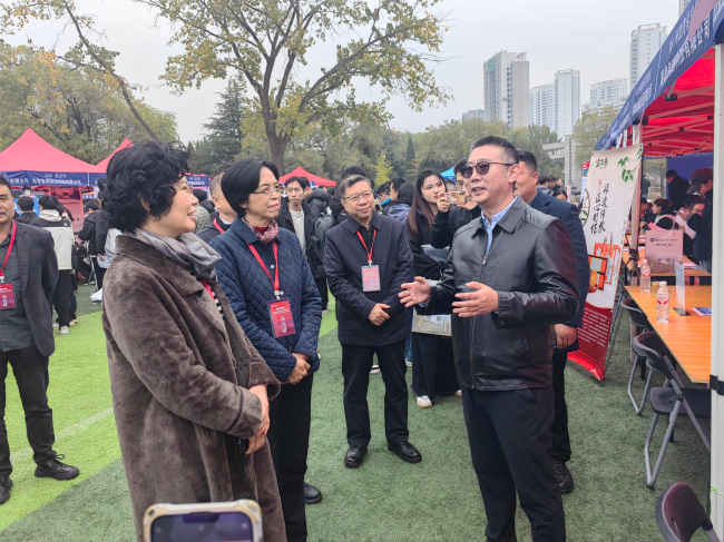 民建河北省委副主委武云秀出席民建秦皇岛市委“毕业季•民建百企进高校”招聘活动(改) (2) (2).jpg