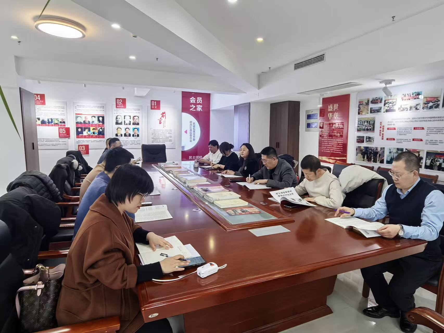 民建桥西区基层委员会召开2026年第一次全体委员会议.jpg