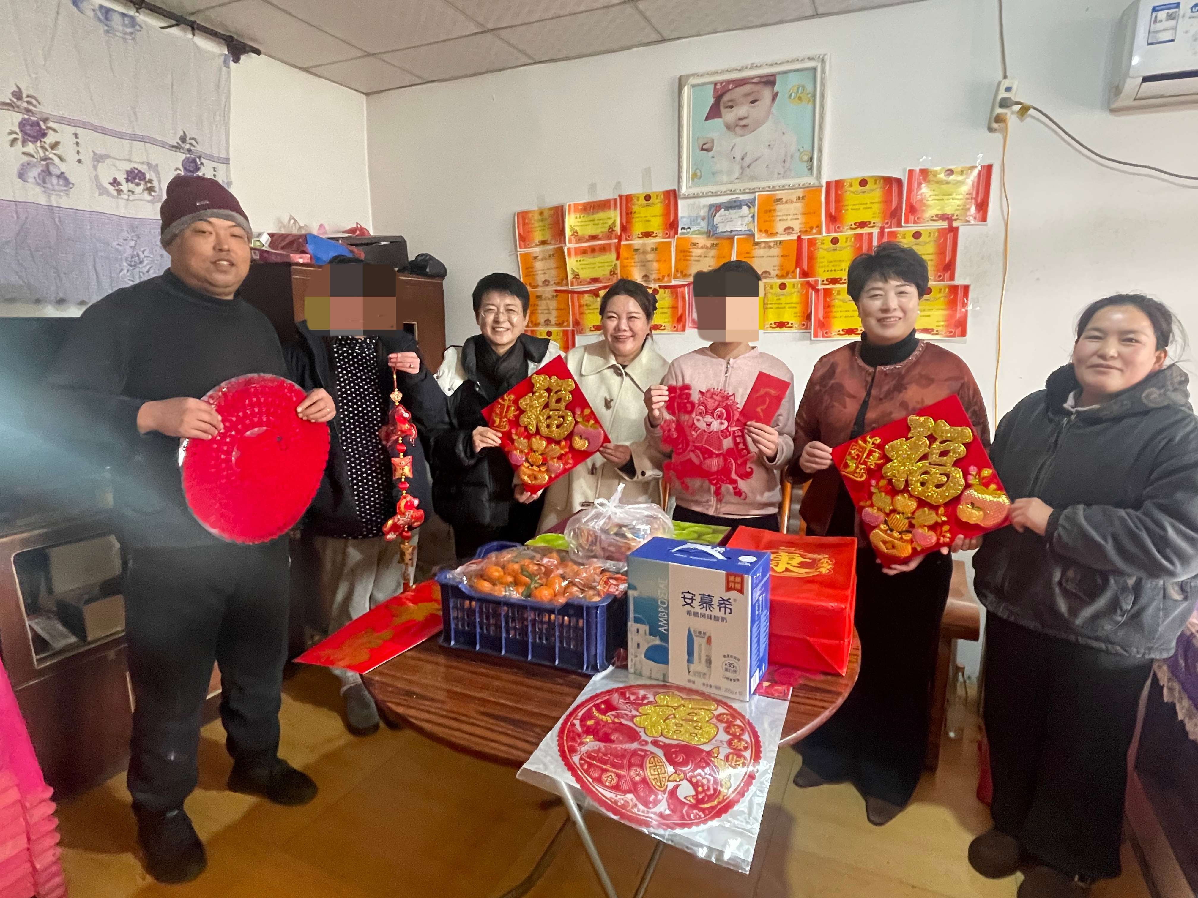 民建唐山市委路南区企工委深入困境儿童家庭共度新春佳节 (4)_副本.jpg