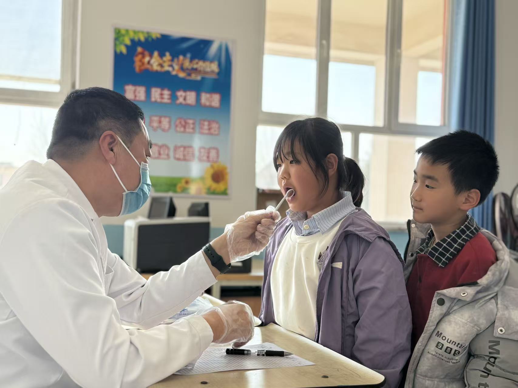 民建唐山市委丰南区总支三支部赴东田学校开展送教送医活动 (2).jpg