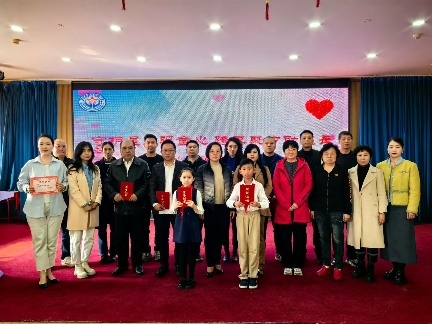 为爱同行 点亮星光——民建保定市委建设支部、东风支部联合举办世界孤独症日公益捐赠活动