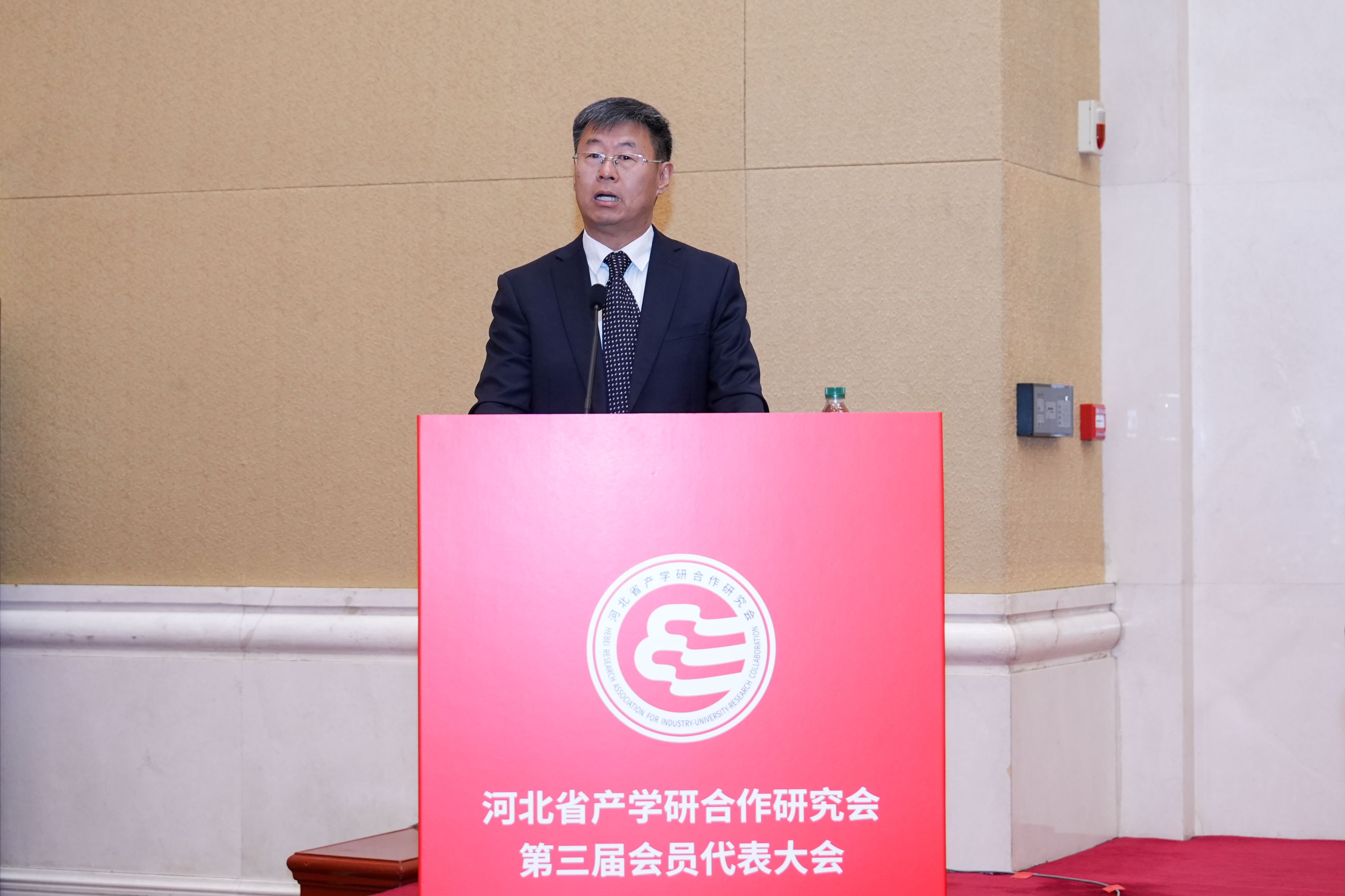 民建河北省委副主委葛瑞江出席河北省产学研合作研究会第三届会员代表大会并致辞1.jpg