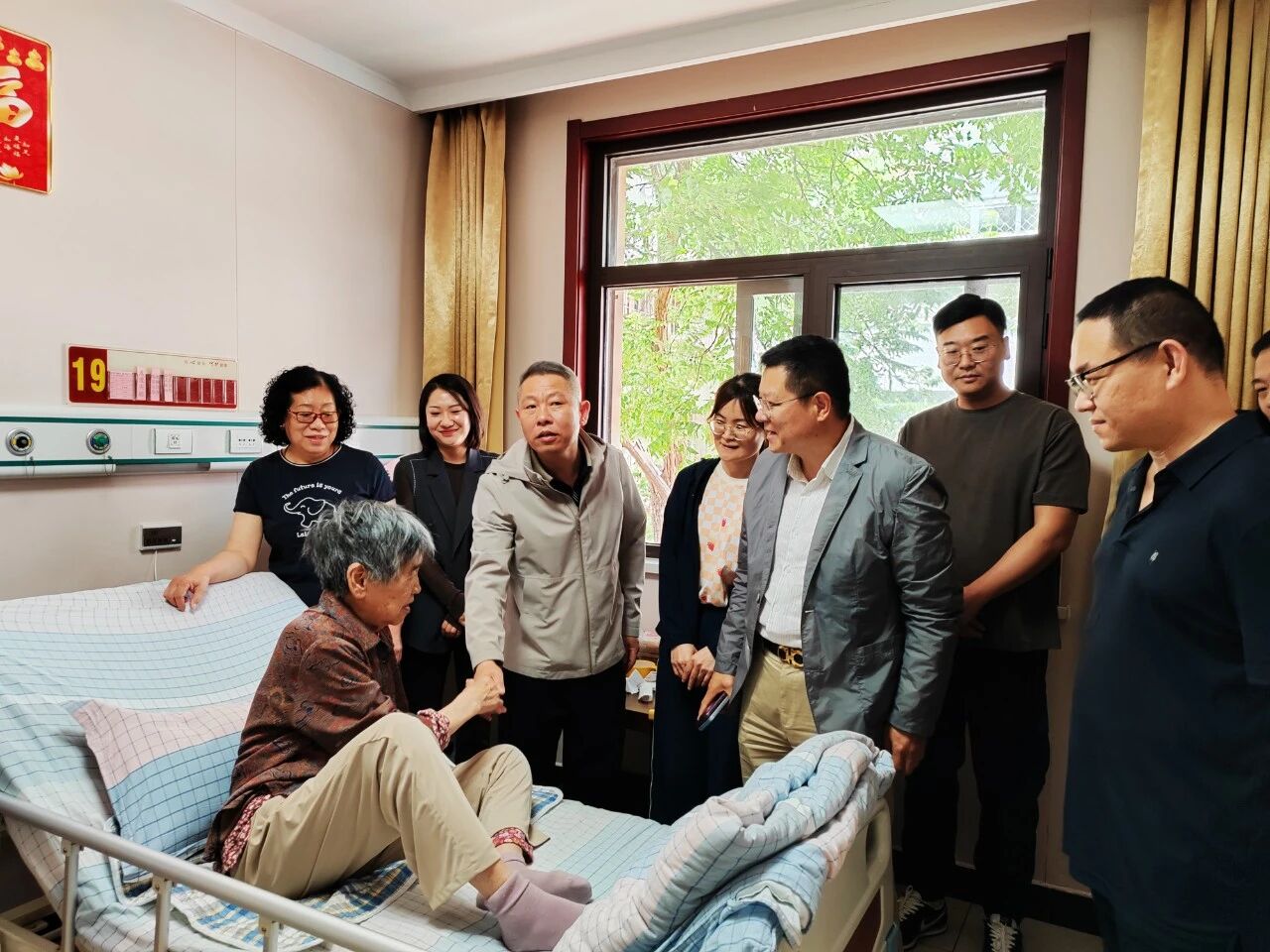 看望潘彩霞老会员.jpg