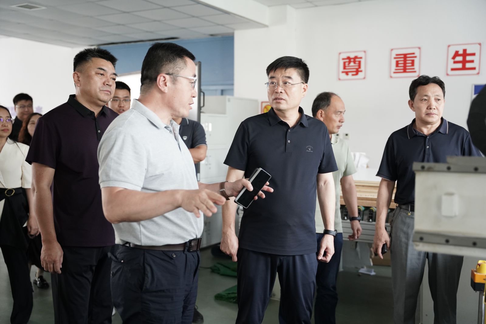 民建邯郸市委赴邯郸工程高级技工学校开展“同心助学 情暖校园”防暑物资捐赠活动