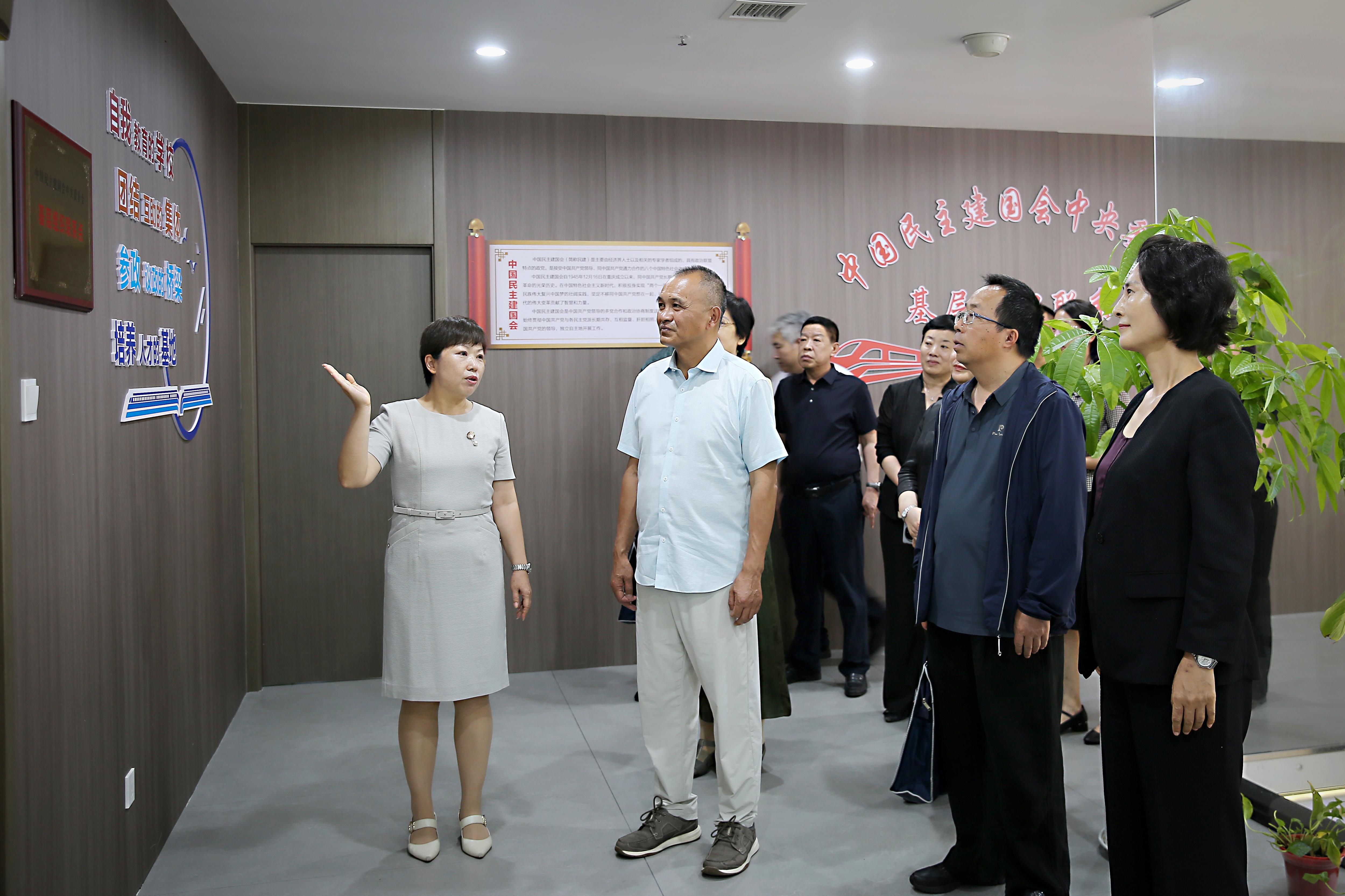 任颢主委介绍联系点建设情况.jpg