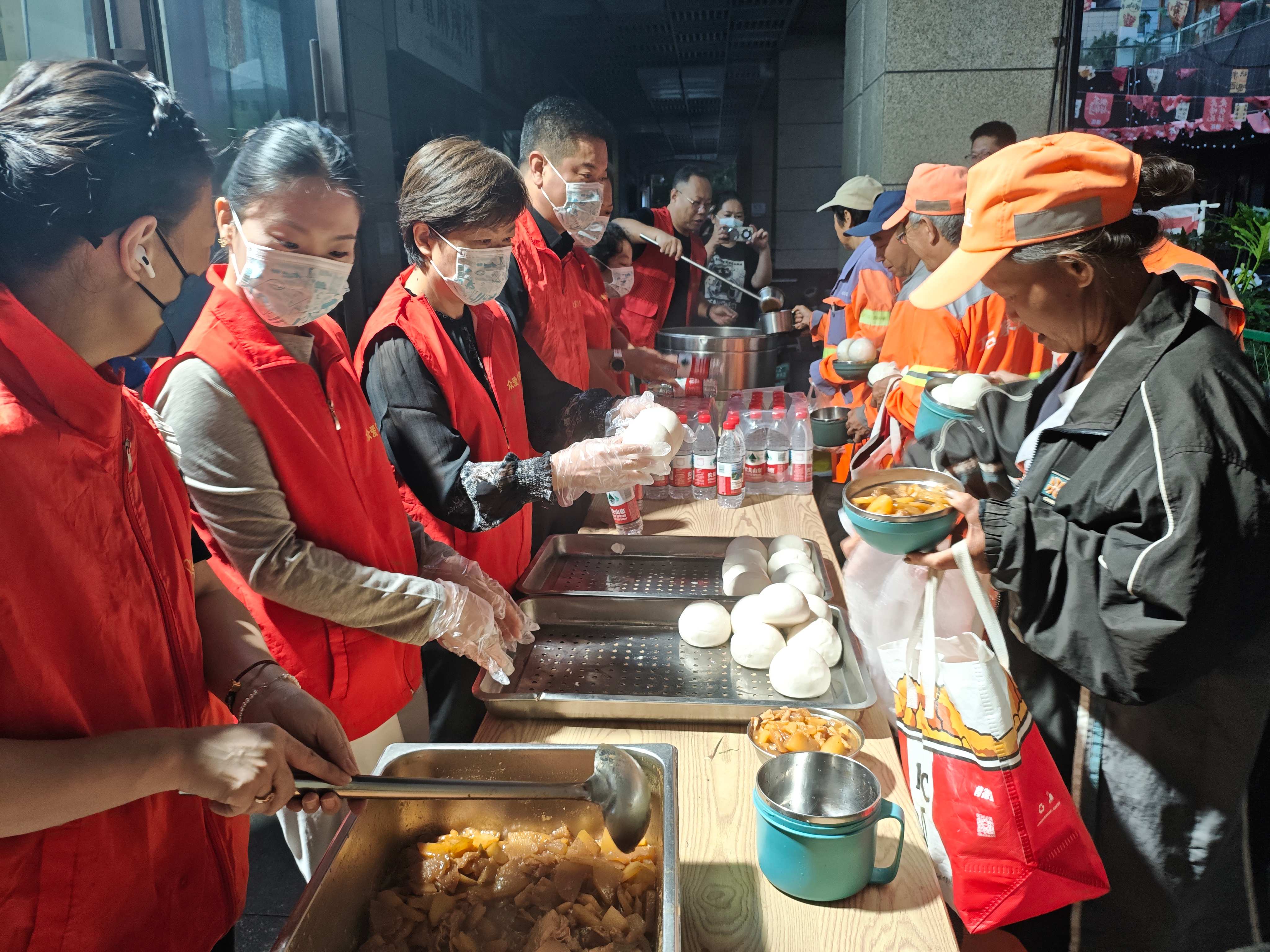 参政为公践初心  实干为民暖人心——民建石家庄市委裕华二支部开展众爱餐厅公益志愿服务活动