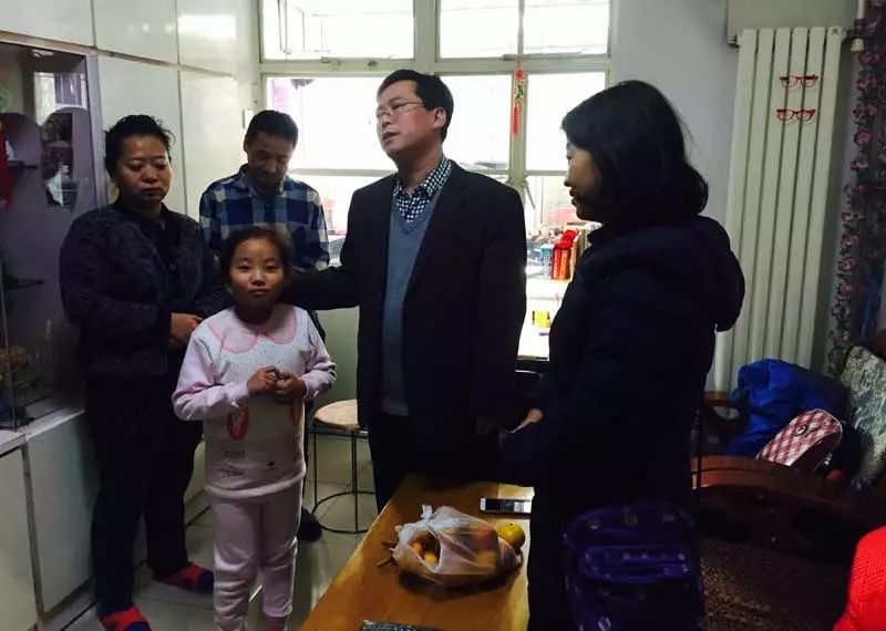 用爱温暖一颗心，民建唐山市路北工委三支部慰问贫困女童.jpg