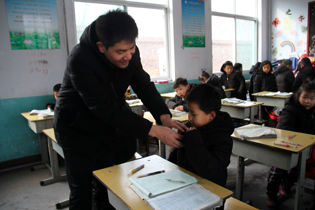 武安民建携手会员企业上汽大众武安4S店走进马家庄乡大路小学送温暖2-1.jpg