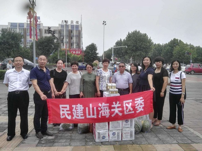 民建秦皇岛市山海关区委慰问暑期执勤交警396-1.jpg