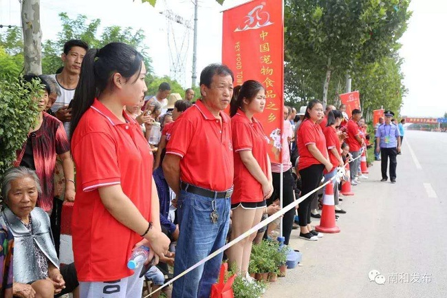 民建会员积极参加环邢台国际公路自行车赛志愿服务(1)-1.jpg