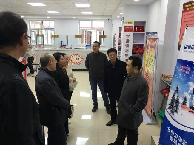 民建张家口市委领导视察基层支部与社区共建图书室1-1.jpg