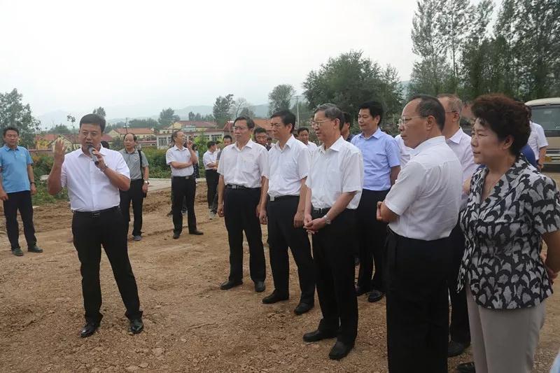 全国人大常委会副委员长、民建中央主席郝明金带队在丰宁满族自治县开展脱贫攻坚专题调研2.jpg