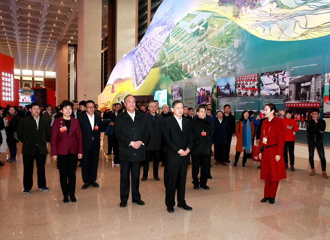 郝明金率民建十一届二中全会与会人员参观“伟大的变革——庆祝改革开放四十周年大型展览”1-1.jpg