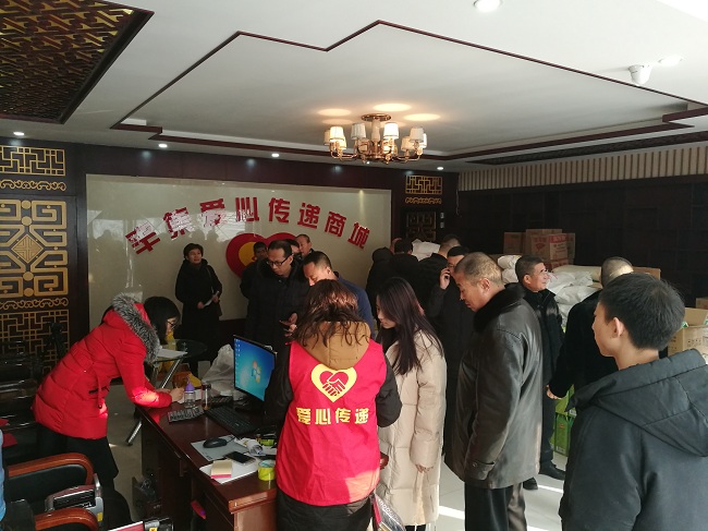 爱心人士排队结算-1.jpg