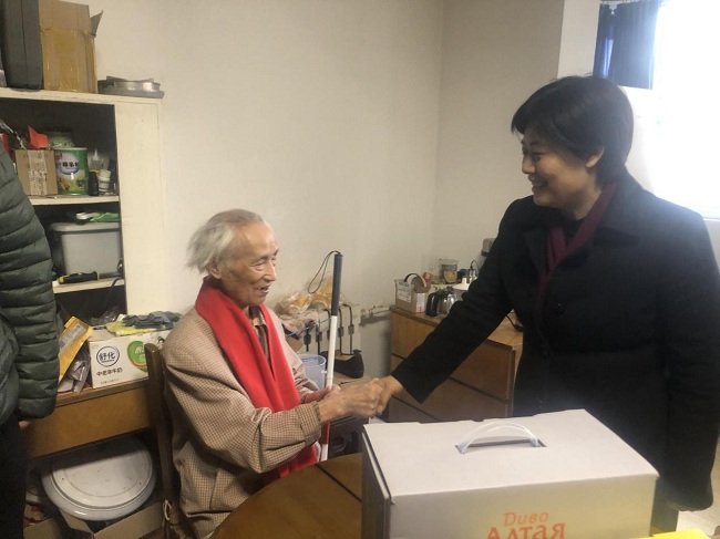 邵二玲主委带队慰问老会员2-1.jpg