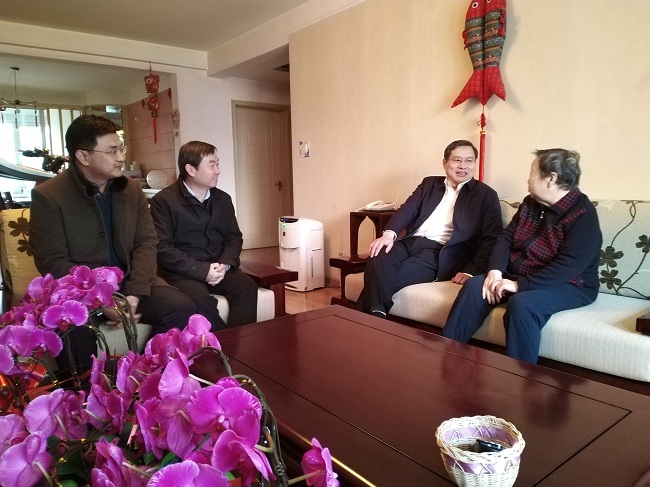 范社岭慰问赵燕-1.jpg