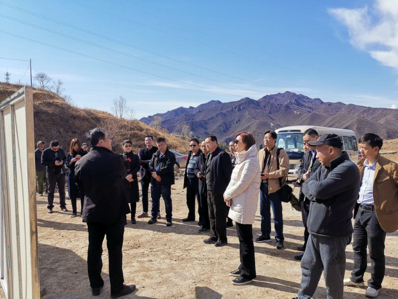 4月10日，民建中央社会服务部副部长程喜真、智力开发处处长于艳斌，带领北京、天津、上海、河北、辽宁、山东、江苏、浙江、福建、广东十省市民建社会服务部门负责人和有关同志到承德市丰宁满族自治县进行扶贫调研。2.jpg