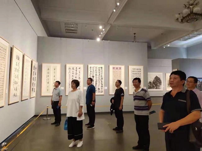 民建衡水市委组织观看河北省政协书画摄影展-1.jpg