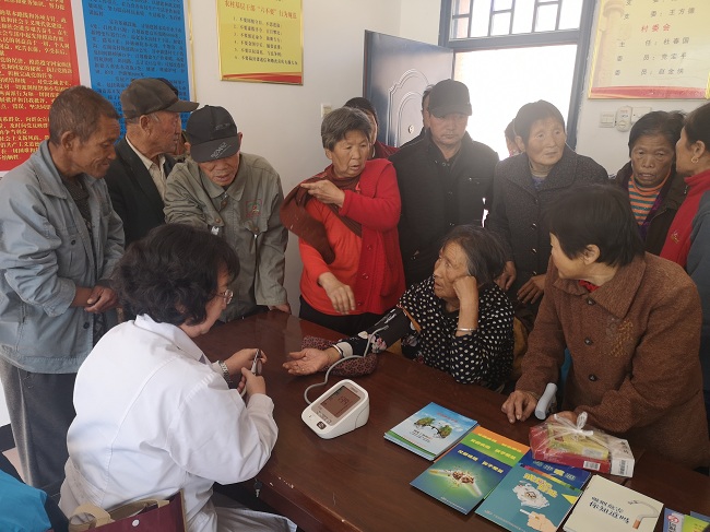 义诊进乡村 帮扶暖人心——民建秦皇岛市直旅游文化卫生支部开展扶贫义诊活动1-1.jpg
