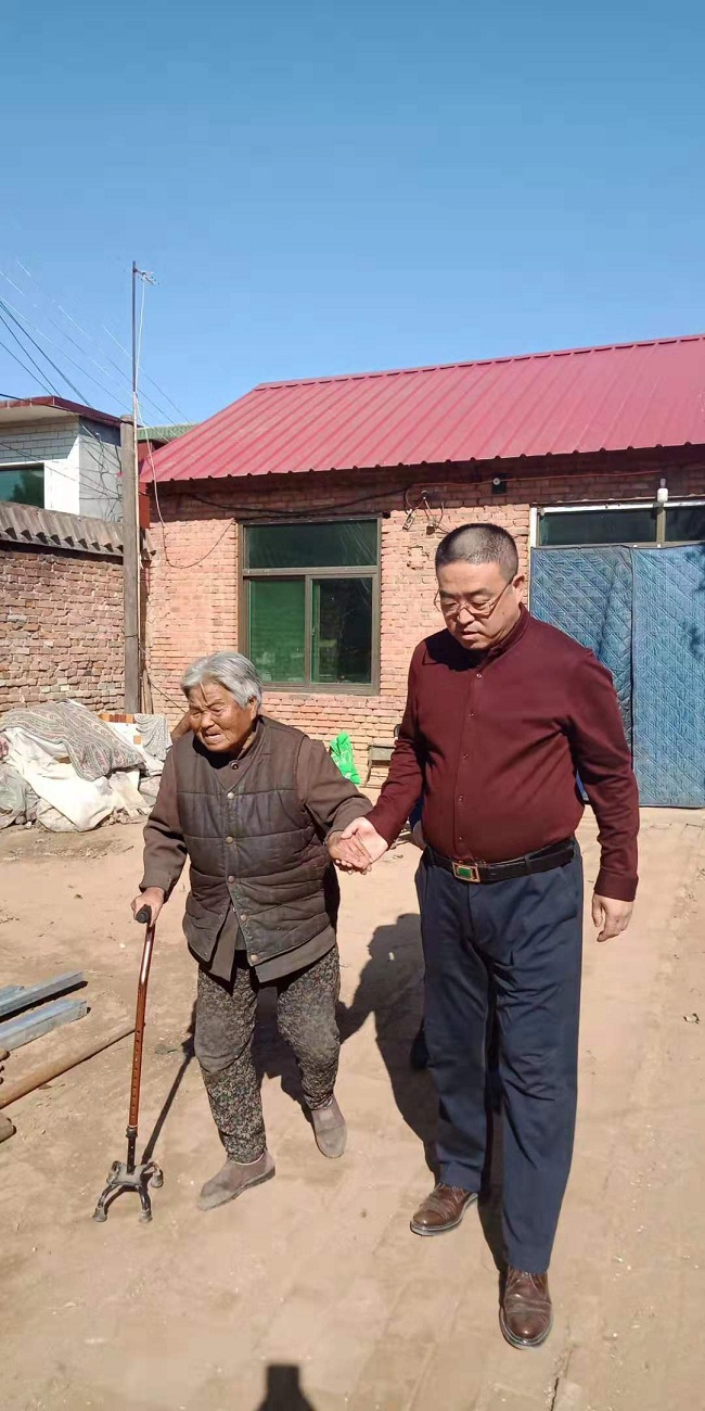 民建保定市建设支部赴顺平县慰问贫困家庭4-1.jpg