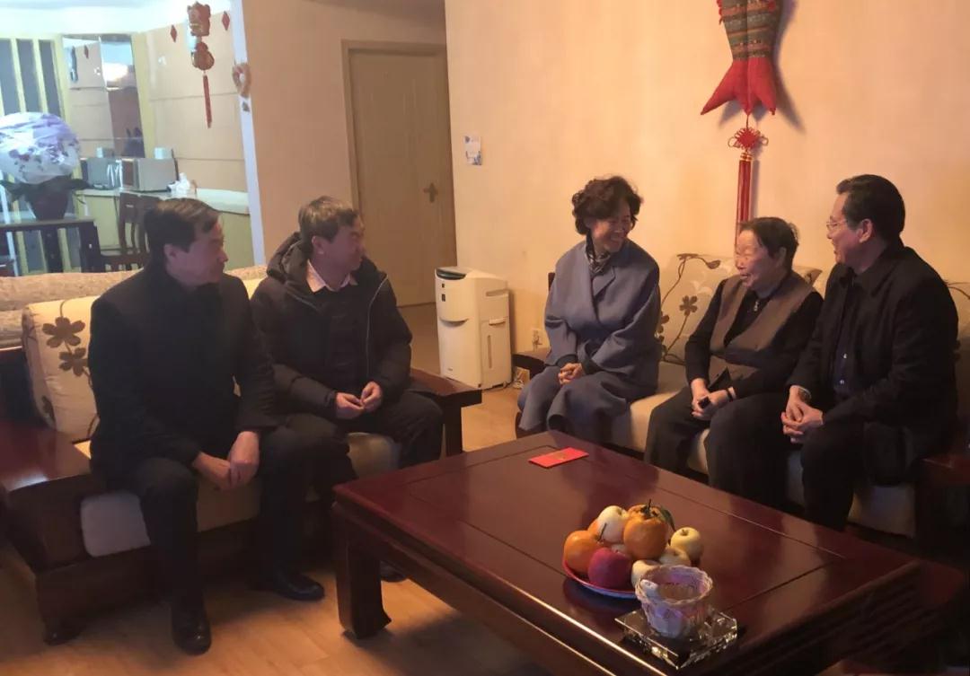 看望慰问省政协原副主席、民建省委原主委赵燕.jpg 看望慰问省政协原副主席、民建省委原主委赵燕.jpg
