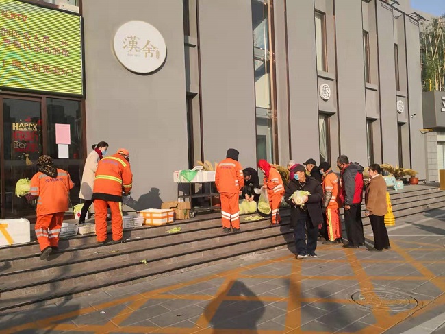 保定民建会员免费为居民赠送蔬菜等生活物资-1.jpg