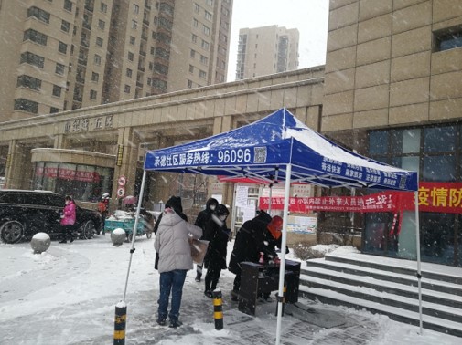 （上图）民建会员张晓东捐赠保温饭盒、防雪帐篷.jpg