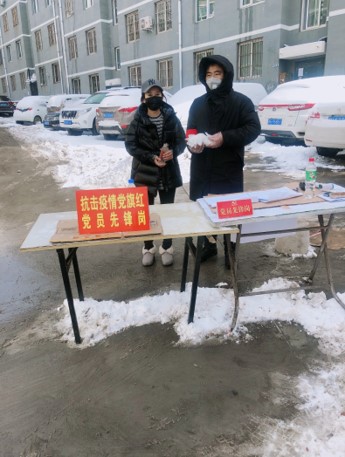 （上图）民建会员杨建光（右）接受爱心市民捐赠口罩和一次性手套.jpg