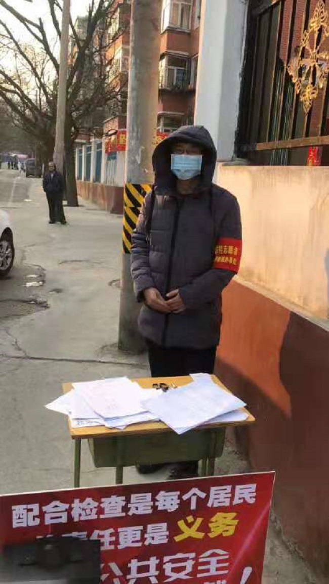 会员王同协助社区做好车辆及人员登记工作.jpg