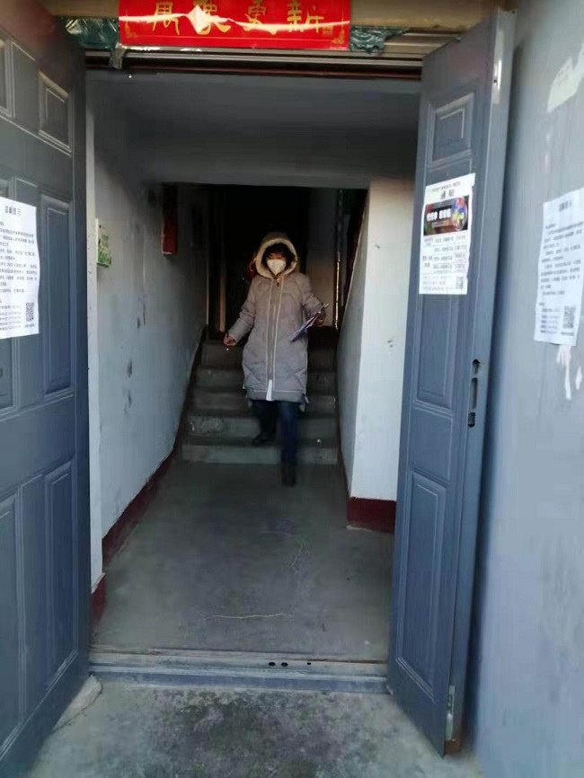 会员杜翔宇在社区进行入户健康登记及排查工作.jpg