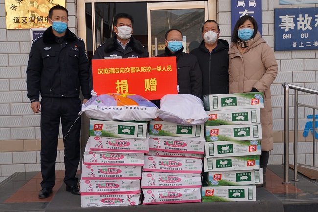 李东生夫妇在崇礼区公安局交警队捐赠.jpg