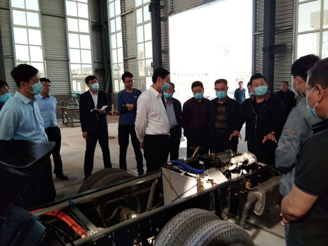 中共鸡泽县委书记石磊带队赴邯郸民建会员企业常态化疫情防控和提能增效考察调研-庞子安介绍情况-1.jpg