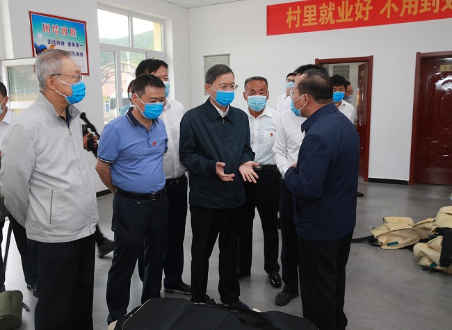 郝明金在丰宁县乐国窝铺村扶贫车间了解生产情况-1.jpg