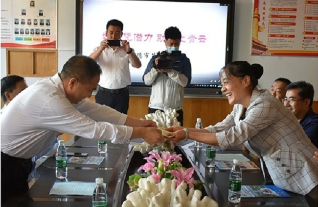 情系教师节 慰问暖人心——郭士刚走访慰问1-1.jpg