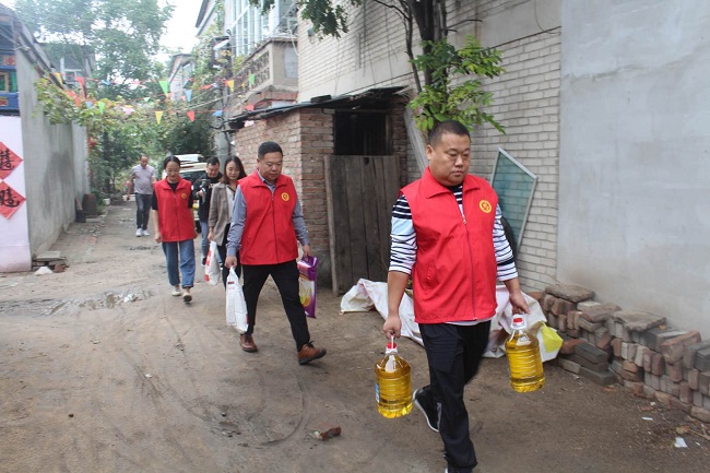 邢台民建节前慰问贫困户1-1.jpg