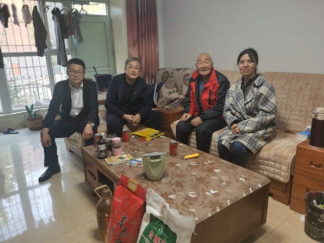 民建张家口市桥西区基层委员会慰问退休老会员3-1.jpg