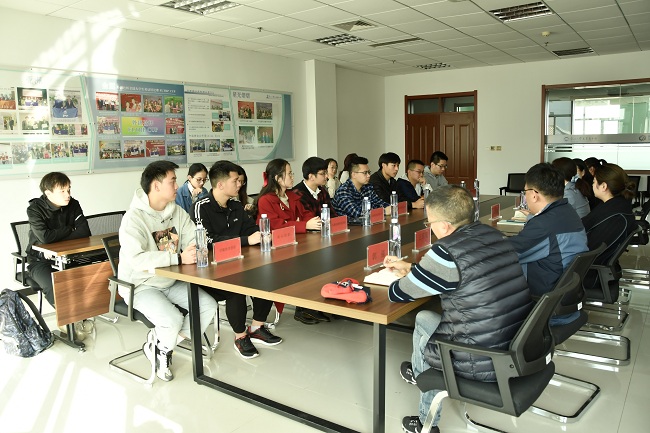 我为民建增光彩——民建企业家会员进校园为学子进行创业指导-1.jpg