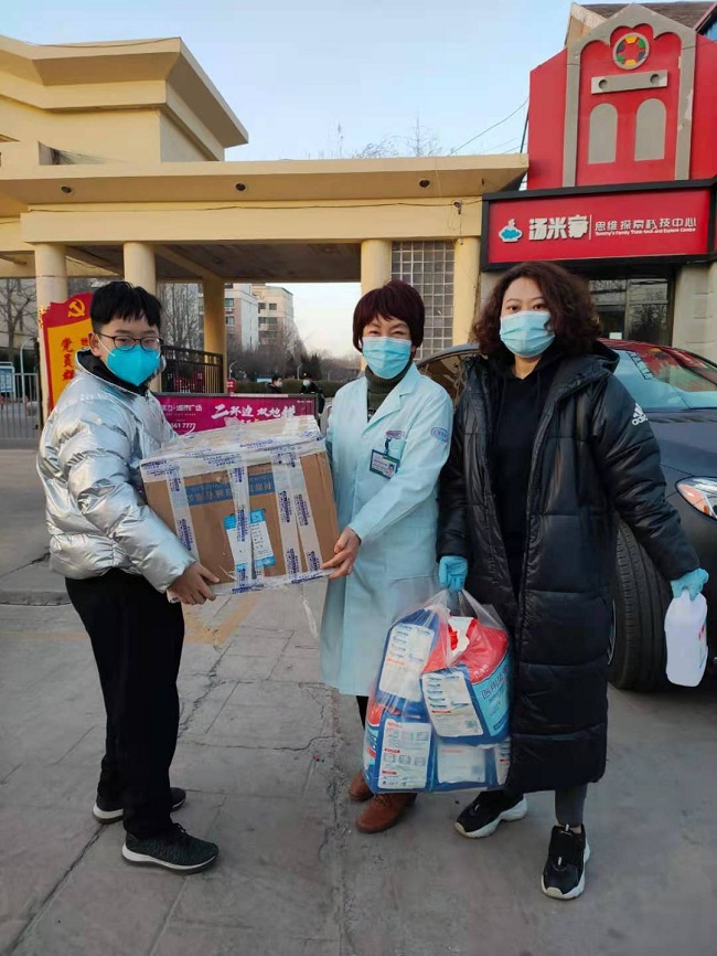 刘亚丽和爱子一起为东苑卫生服务中心捐赠防疫物资（右一）-1.jpg