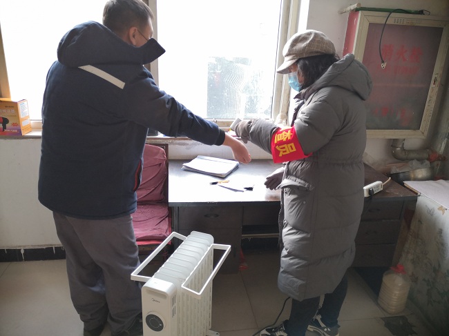民建北戴河新区支部主委刘新爱进行防疫执勤-1.jpg