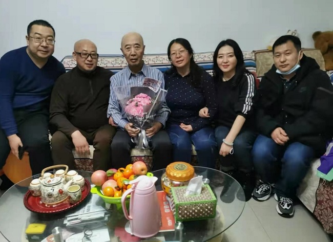 民建张家口桥东区基层委员会第六支部在新年到来之际慰问老会员-1.jpg