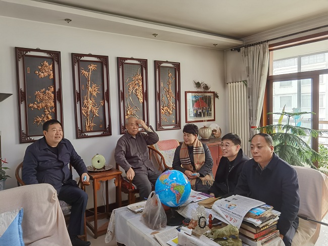 李海平看望慰问民建市委退休老同志-3-1.jpg