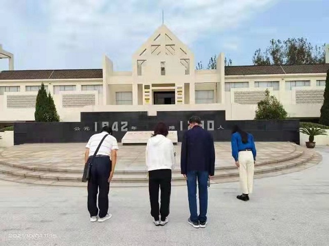 一堂深刻的历史教育课 听讲解员介绍潘家戴庄惨案经历-1.jpg
