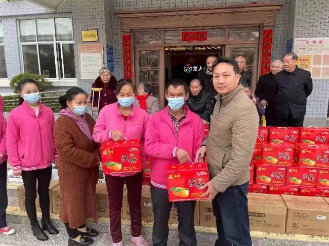 会员王振军到养老院进行捐赠 (1)-1.jpg