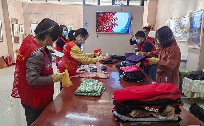 报--衣旧情深 爱暖人心---民建秦皇岛市委抚宁区支部开展爱心衣物免费发放活动1-1.jpg